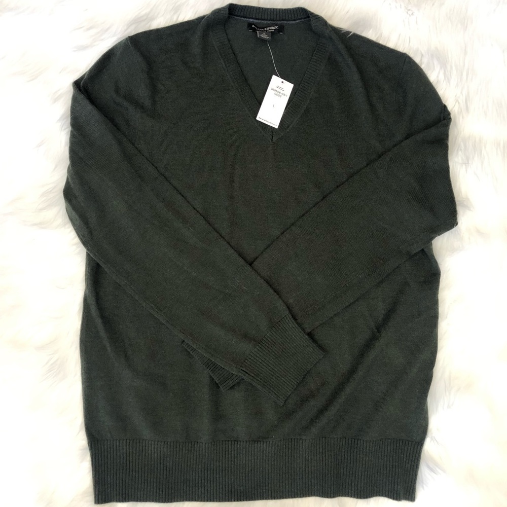 NWT Banana Republic V-neck merino wool sweater